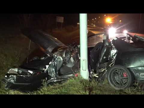 Villanyoszlopnak csapódott  Lexus, fának sodródott BMW és szalagkorlátnak hajtó Toyota