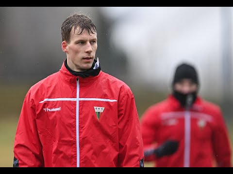 Przywitanie w szatni, odbiór sprzętu i trening! Pierwszy dzień Jakuba Tecława w Tychach