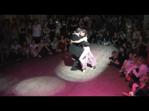  Cecilia Berra  and  Horacio Godoy  are  dancing  to  a  tango