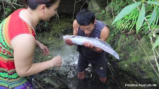 Skills Primitive Life : Found Big Fish in Deep Water Hole - Catch Catfish in Dry Season