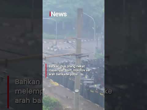 Bentrokan Panas di Atas Rel: Massa Lawan Polisi dengan Molotov dan Petasan