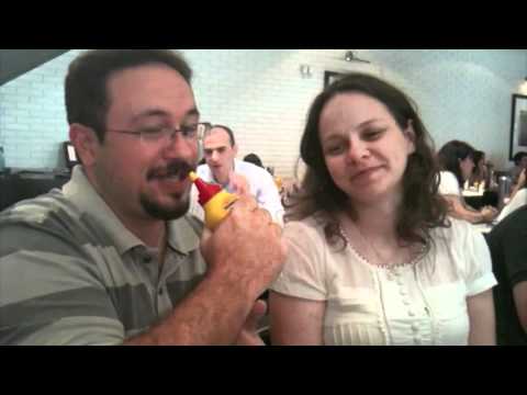 Marcos entrevista Taia sobre almoço no The Fifties