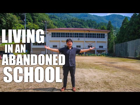 這個男人住在廢棄的日本學校裡。 (This Man Lives in an Abandoned Japanese School)