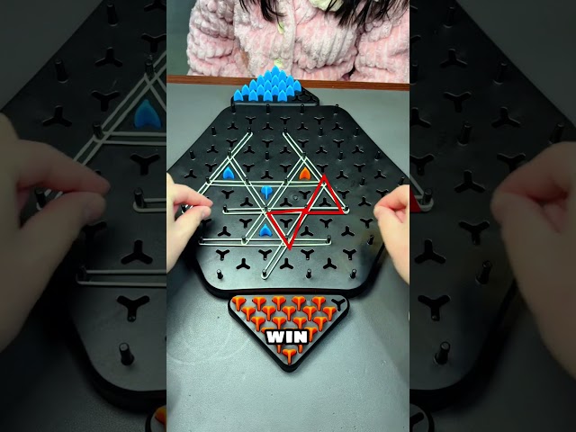 Vídeo relacionado con Chain Triangle Game, Triggler Juego de Mesa Gomas Juego Interactivo De Clavijas Mesa de Ajedrez en Cadena Juego De Mesa De Ajedrez Triangular uego para Fiestas Familiares Juguete para niños