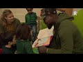 Royston Drenthe leest kinderen voor