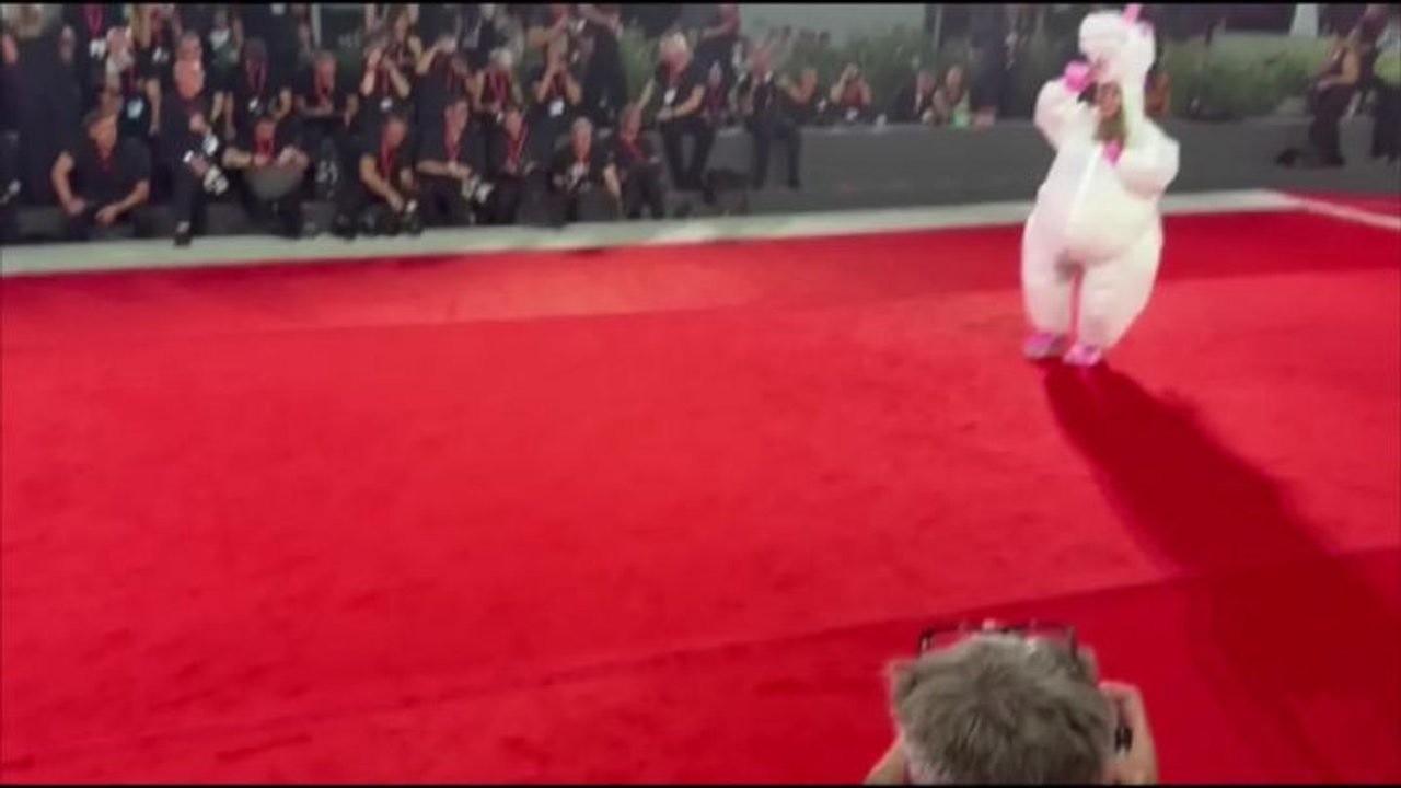 Venezia 83, un unicorno irrompe sul red carpet al Lido