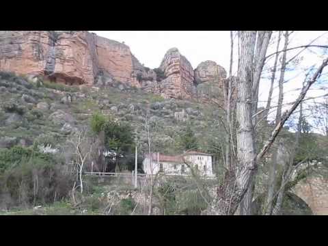 Puente Medieval sobre el rio Iregua en Viguera, La Rioja Spain