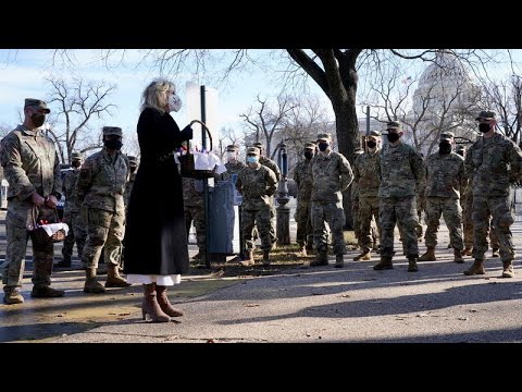 第一夫人用餅乾感謝國民警衛隊 (First lady thanks National Guard troops with cookies)