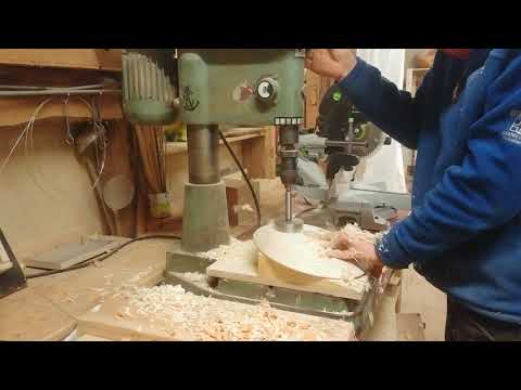 Bohren eines dreibein Hockers