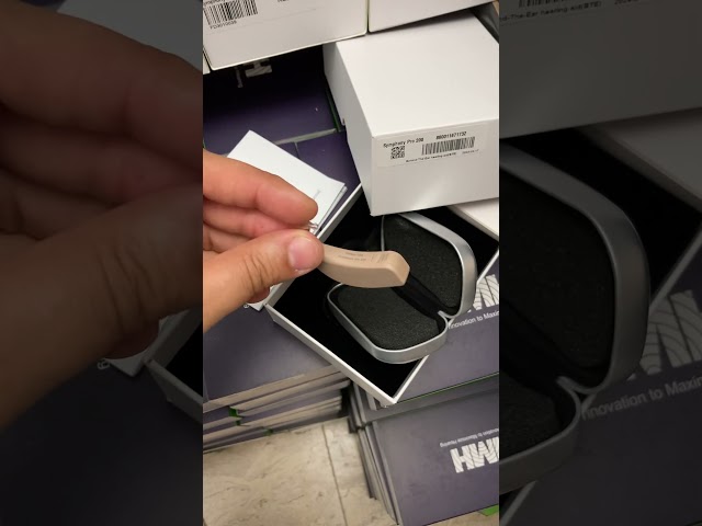 • جهاز تضخيم الصوت لضعاف السمع خلف الأذن