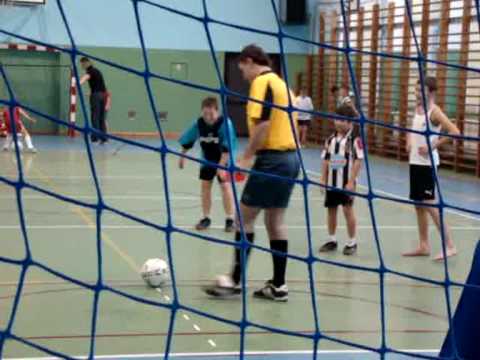 KUZNIA USTRON.pl - Mini Turniej Mikołajkowy najmłodszych piłkarzy Kuźni Ustroń (5 XII 09)