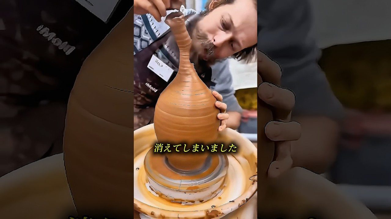 芸術家たちが作品を壊します🏺