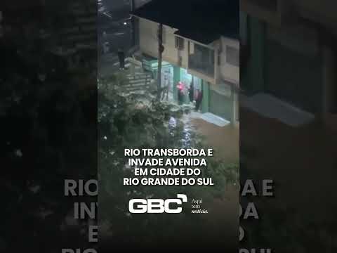 RIO TRANSBORDA E INVADE AVENIDA EM CIDADE DO RS
