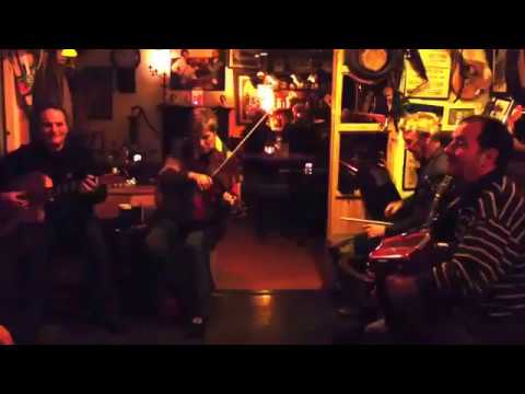 Aussie girl singing in Irish Pub, Anderson’s Thatch pub singing Galway Girl