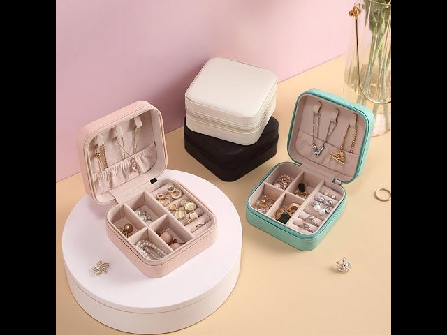Vídeo relacionado con Sinekong Joyero con Nombre Inicial J joyero Pequeña Portátil Joyero Viaje con Espejo Mini Joyero Personalizado Organizador de Joyas para Mujer Niña Regalo de Cumpleaños Rosa