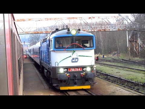 Zastávka u B., R 660 s vyzdobenou lok. 750.711 a nejedoucí (nejen) Os 4836/4839 v úterý 29. 12. 2015