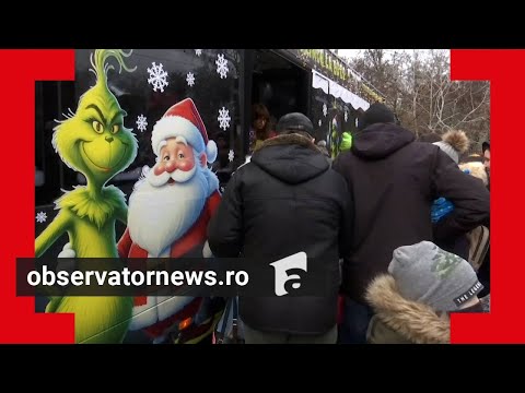 Magie de sărbători la Galați. Moș Crăciun a venit cu autobuzul și îi plimbă pe cei mici prin oraş