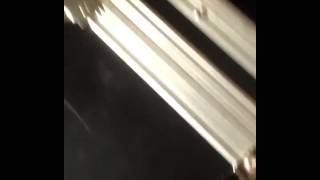 Joaquin da equipe técnica de No te va gustar dando umas pancadas no semicase duplo Bombags