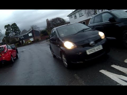 Car doesnt give way to cyclist (SH09AXO)