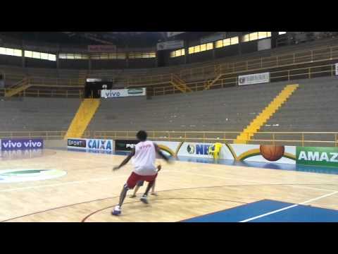 Kevin brinca com filho de Wanderson após treino do VIVO/Franca