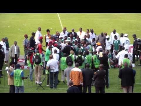 Remise du trophée de la Coupe Nationale aux joueurs du Stella Club d'Adjamé.mp4