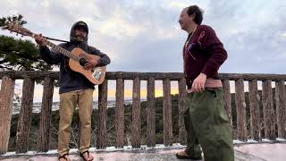 Bicycle Baron and Shosaku singing on rooftop / 山の上から歌うBicycle2とORANGE