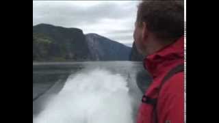 preview picture of video 'Sognefjorden er Norges længste fjord og en ren fryd for øjet fra Rejseprogrammet.dk'