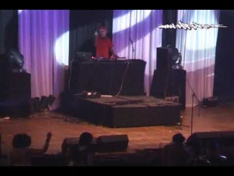 DJ I-Cut live on Stage