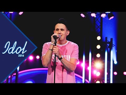 Gabriel Danielsson framför låten Love Yourself i Idol 2016 - Idol Sverige (TV4)
