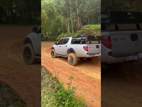 motorista tem experiência em dirigir na lama