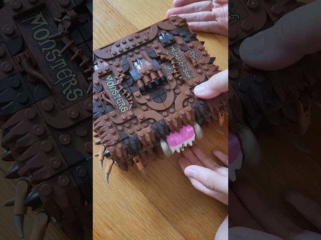Vídeo relacionado con LEGO Harry Potter Monstruoso Libro de los Monstruos Mordedor con Función de Carga Manual para Abrir y Cerrar la Boca - Minifigura de Neville Longbottom - Regalo para Niñas y Niños de 9+ Años 76449