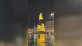 L’albero di Natale di piazza del Popolo spegne le luci «a metà». Cortocircuito causato dalla piog...
