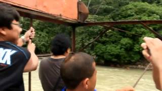 preview picture of video 'Caminantes del Perú en la Merced -  Cruzando el río Chanchamayo'