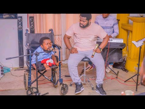 Fr Emmanuel Musongo feat ronick lukombo dans  Na ko Mona bolamu ya nzambe live worship