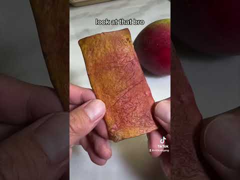 Mango peel hack, super easy 🥭💨 #mango #wrap #blunt #smoke