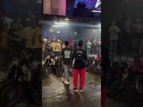 Gran disputa a machete barrio ortiz apartado antioquia empezando el año 2026 afuera de la disco 21