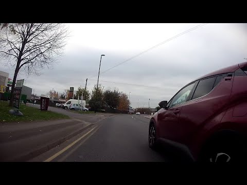 KP19LXO close pass at roundabout exit