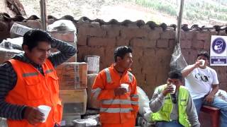 preview picture of video 'Un lindo recuerdo entre compañeros en Urcos-Cusco.'