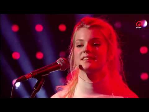 Emma Bale live in onze Rode Neuzen Dag-tent!