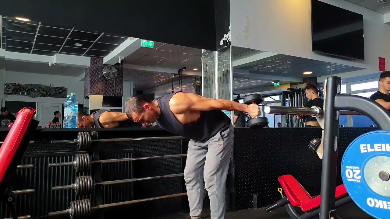 Extensii tip kick-back pentru triceps, din aplecat spre înainte, cu gantere