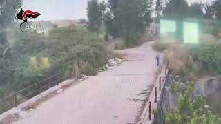 incendia-rifiuti-e-si-allontana-in-bici-ecco-il-video-che-lo-incastra