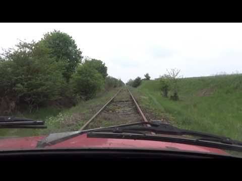 Wielkopolskie Piramidy - kurhany zza szyby drezyny.