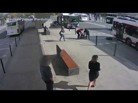 video Nepozornost je nebezpečná střet autobusu s chodcem v Pardubicích