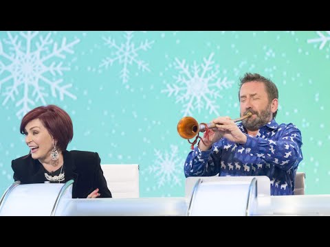 Budí Lee Mack manželku trumpetou?