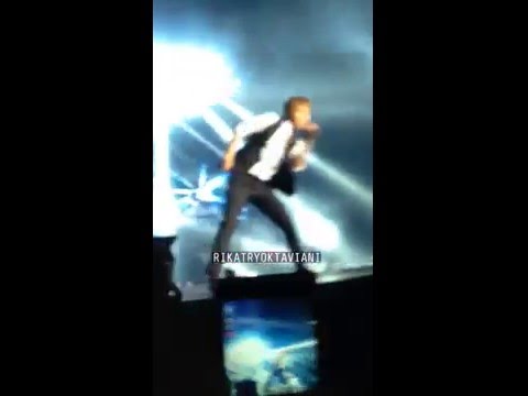 160227 The EXO'luxion in Jakarta - MACHINE (Xiumin, Chen)