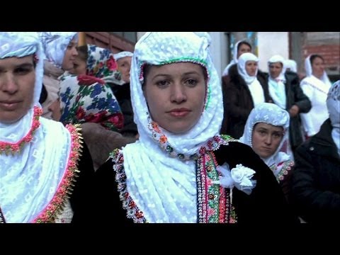 Bulgariens unbekannte Minderheit: Pomaken feiern Winter-Hochzeit