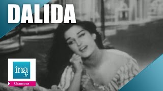 Kadr z teledysku Les enfants du Pirée tekst piosenki Dalida