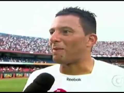 Washington pede a Musica "saudade" para comemorar os seus 3 gols