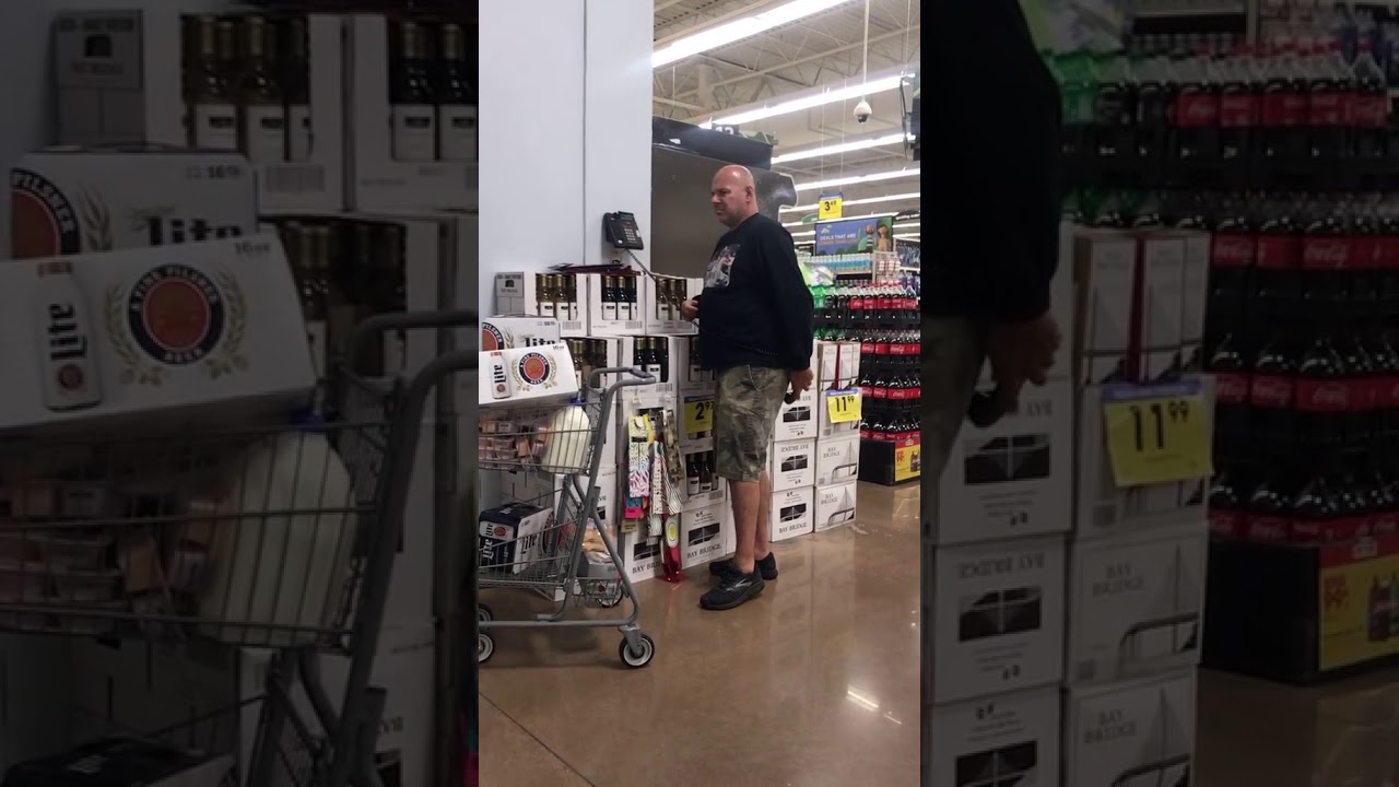 pelado se tira un pedo en un super