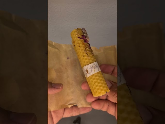 Vídeo relacionado con Velas de cera Abeja Natural, Velas de miel para rituales. + Palo Santo (Pack 14 VELAS 10 cm x 2,4 cm) - SIN PARAFINA - 100% Artesanal,Origen Epaña en Sierra de La Culebra y Sanabria (Zamora)